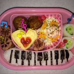 รูปของ ピアノ 鍵盤 キャラ弁 超ー簡単！！