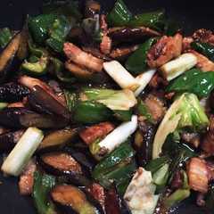 รูปของ 簡単！豚バラと冷蔵庫野菜の味噌炒め