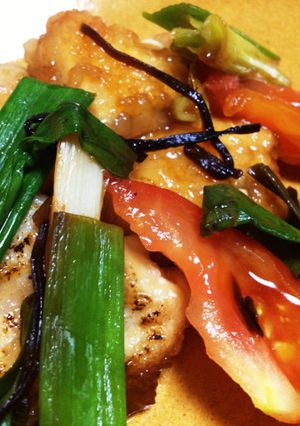 ムネ肉とトマトの塩昆布炒め-レシピのメイン写真