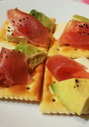 クラッカー♡生ハムアボカドチーズ-レシピのメイン写真