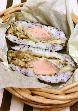 バター風味。秋鮭とキノコのおにぎらず-レシピのメイン写真