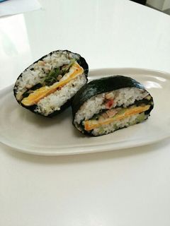 イカご飯と目玉焼きのおにぎらず-レシピのメイン写真