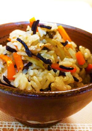 ごぼう香る♪ひじきのモチふわ炊き込みご飯-レシピのメイン写真