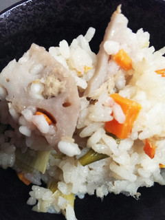 ツナ缶詰と根菜の炊き込みごはん-レシピのメイン写真