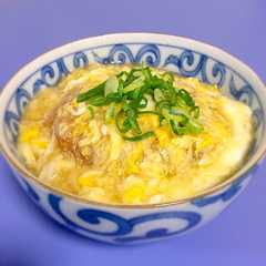 รูปของ コロッケの玉子餡かけ丼