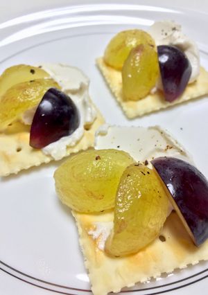 ぶどうとクリームチーズのカナッペ-レシピのメイン写真