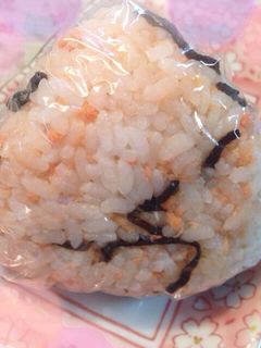 鮭フレーク&塩昆布♡おにぎり-レシピのメイン写真