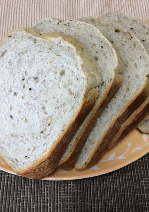 毎日の食卓に。簡単HBごま食パン-レシピのメイン写真