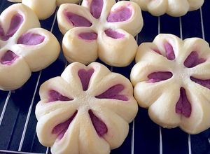 簡単お花成形２種✿紫いもあんぱん-レシピのメイン写真