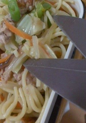 やきそば弁当が楽に食べれるひと工夫-レシピのメイン写真