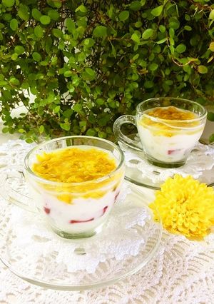 食用菊と蜂蜜ソースのフルーツヨーグルト-レシピのメイン写真