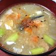鮭のあらを使った野菜たっぷりみそ汁