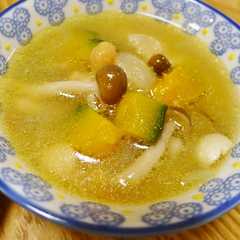 รูปของ ほっこりかぼちゃときのこのコンソメスープ