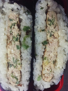 鶏ミンチと細ねぎのおにぎらず-レシピのメイン写真