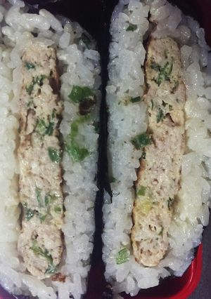 鶏ミンチと細ねぎのおにぎらず-レシピのメイン写真
