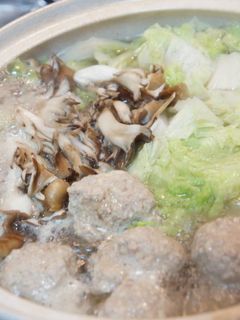 粉豆腐入り肉団子と白菜とまいたけの鍋-レシピのメイン写真