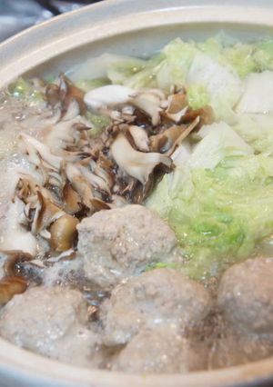 粉豆腐入り肉団子と白菜とまいたけの鍋-レシピのメイン写真