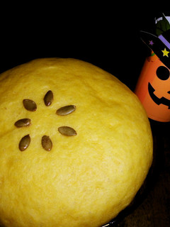 ハロウィンに・・・炊飯器でかぼちゃパン-レシピのメイン写真