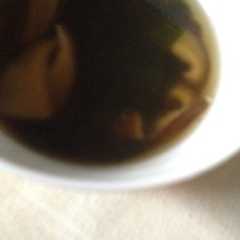 A picture of 椎茸とわかめのスープ.