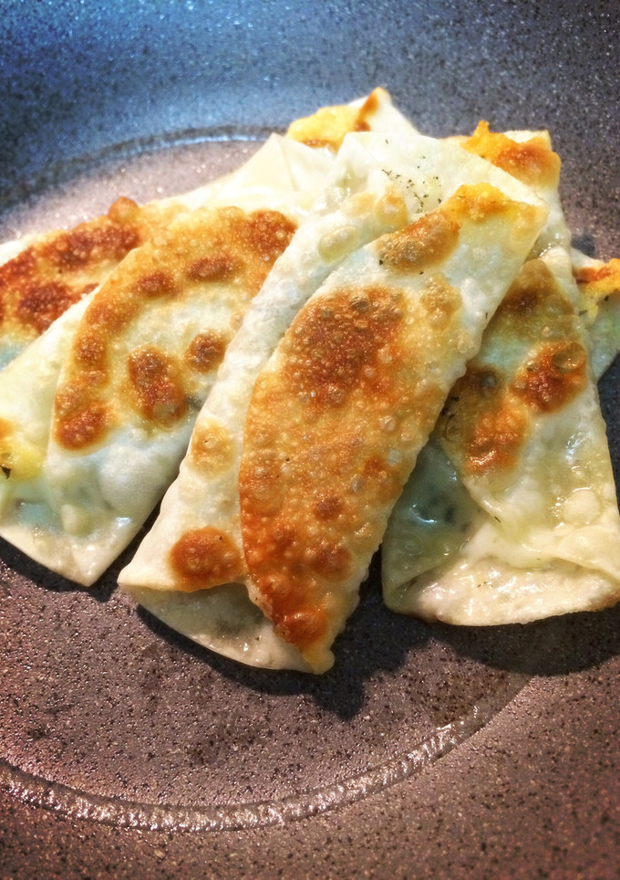簡単☆ギョーザの皮でピザみたいなおつまみ-レシピのメイン写真