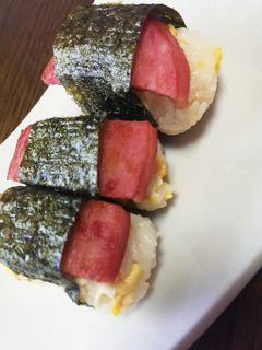 めんつゆと炒り卵のポークステーキおにぎり-レシピのメイン写真