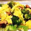 ブロッコリー卵ベーコン生キクラゲの炒め物