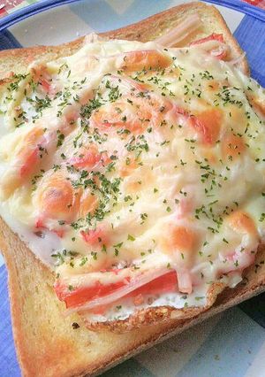 半熟目玉焼きのカニカママヨチーズトースト-レシピのメイン写真