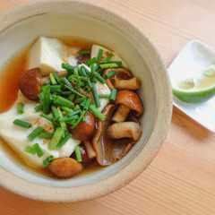 รูปของ まかない風 なめこ温豆腐