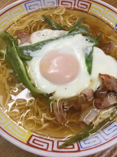 ピーマン・ベーコン・卵をのせたラーメン-レシピのメイン写真