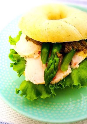野菜たっぷりバジルチキンのベーグルサンド-レシピのメイン写真