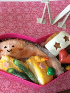 (キャラ弁)焼き鮭de切り身ちゃん-レシピのメイン写真