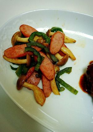 簡単!野菜とウィンナーのコンソメ炒め-レシピのメイン写真