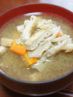 浄水器使用舞茸・にんじん・油揚げの味噌汁-レシピのメイン写真