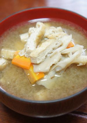 浄水器使用舞茸・にんじん・油揚げの味噌汁-レシピのメイン写真