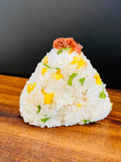 コーンと大葉の梅風味おにぎり-レシピのメイン写真