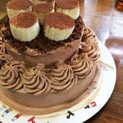 รูปของ 2段チョコレートケーキ