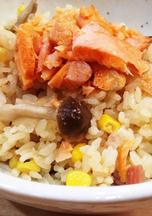 しめじとコーンの簡単マヨ炊き込み☆鮭のせ-レシピのメイン写真