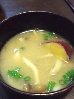 秋のサツマイモときのこのお味噌汁-レシピのメイン写真