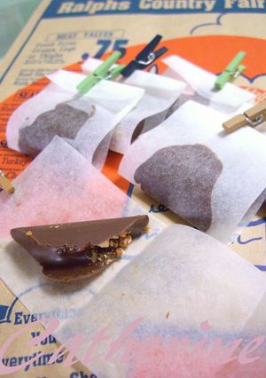 チョコでアーモンドプラリネをくるんだ♪-レシピのメイン写真