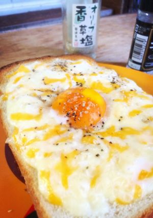 ふわふわチーズの卵のせピザパン-レシピのメイン写真