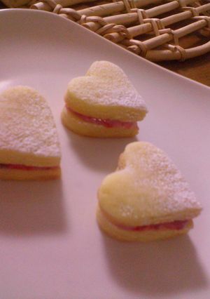 甘～いピンク♥優しいジャムサンドクッキー-レシピのメイン写真