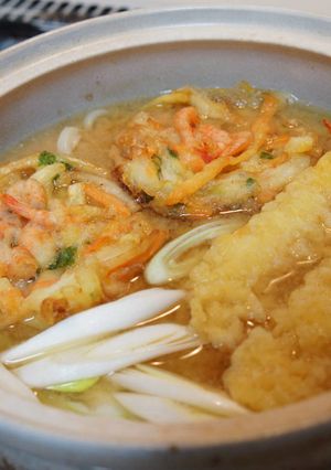 土鍋で、えび天とかきあげ味噌煮込みうどん-レシピのメイン写真