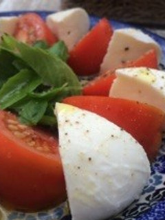丸皿でカプレーゼ-レシピのメイン写真