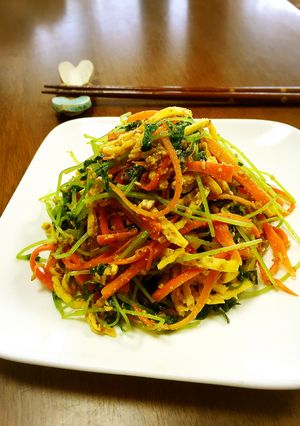 栄養価UP！豆苗と人参と卵の胡麻和え-レシピのメイン写真