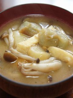 ぶなしめじ・油揚げ・麩の味噌汁-レシピのメイン写真