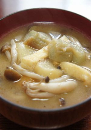 ぶなしめじ・油揚げ・麩の味噌汁-レシピのメイン写真