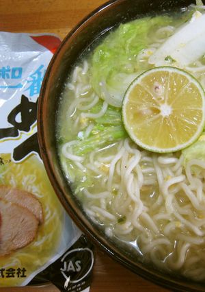 塩ラーメン、卵、すだち　エスニック風-レシピのメイン写真