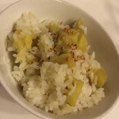 รูปของ お芋堀りご飯 材料入れてスイッチポン