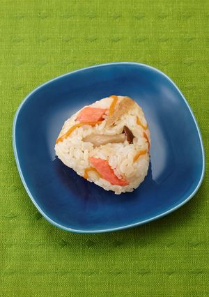 秋鮭ときのこの混ぜごはんおにぎり-レシピのメイン写真
