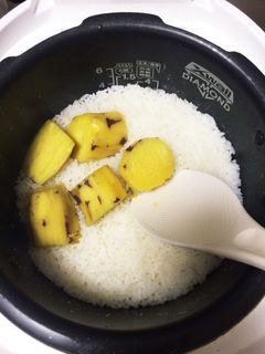 超簡単!ホクホクのお芋!炊飯器で御飯と-レシピのメイン写真